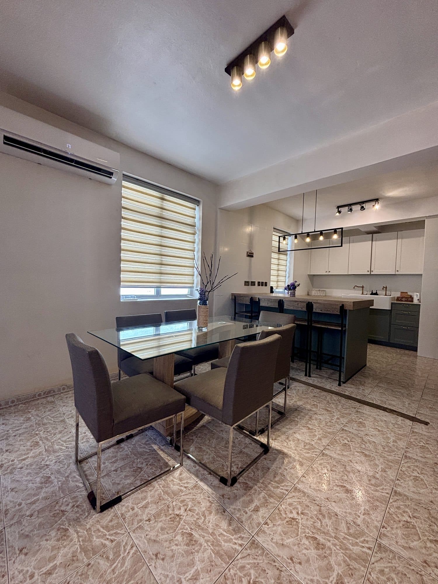 Family Stylish — 3-Bedroom Off Main Street — photo 4